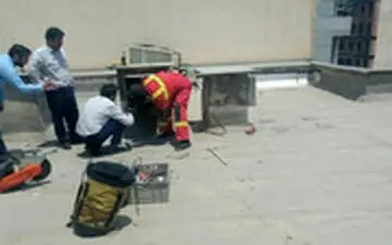 سارق خانه‌ای در شهرک غرب در کانال کولر گیر افتاد!