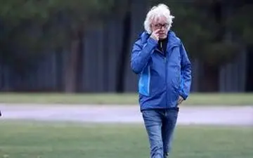 لیست نیازمندی‌های شفر روی میز افتخاری 