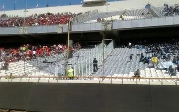  حاشیه دربی ۸۸|مأموران لباس شخصی در بین تماشاگران و دستگیری دو دختر/ حضور پلیس اسب‌سوار + عکس