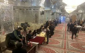 صف زائران حضرت شاهچراغ (ع) پای صندوق‌های رای + ویدئو