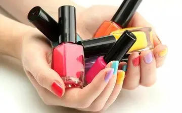 10 مرحله ساده برای لاک زدن مرتب و زیبا: تکنیک ها و نکات حرفه‌ای
