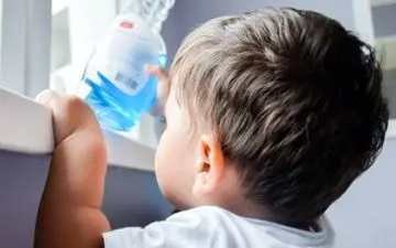 در برابر مسمومیت کودک با مواد شیمیایی سریعا این کارها را انجام دهید

