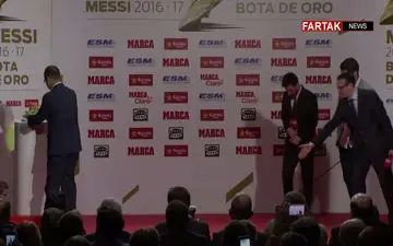 اهدای کفش طلای مسی توسط سوارز + فیلم