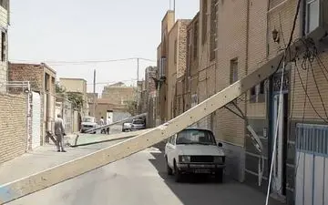 
سقوط تیر برق به دل یک خانه در یزد!