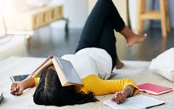 چرا تا میخوام درس بخونم خوابم میگیره؟ دلایل و راهکارها