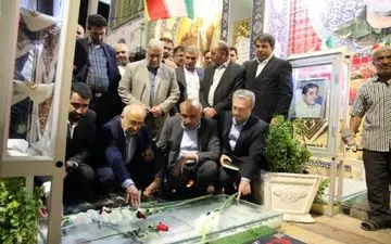 وزیر کار به مقام شهید حاج قاسم سلیمانی ادای احترام کرد