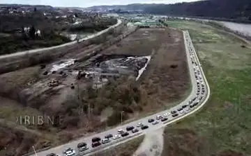 فیلم/ صف طویل خودروها در پیتسبورگ آمریکا برای دریافت غذا از بانک غذایی