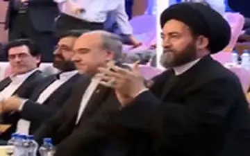  امام جمعه اردبیل در حال تشویق تیم ملی والیبال در استادیوم