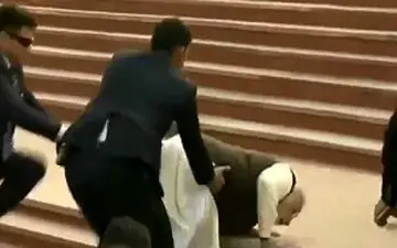لحظه سقوط نخست وزیر هند روی پله‌ها 