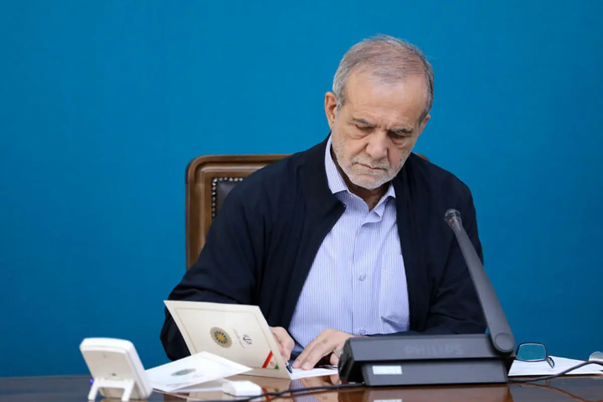 پیام تسلیت پزشکیان در پی درگذشت مادر شهیدان حسینی مزینانی