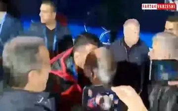 حضور علی پروین در استادیوم آزادی و احوالپرسی از ماهینی 