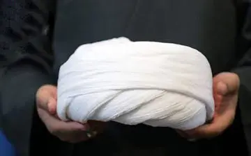 تیپ متفاوت مرد روحانی و همسرش در فرودگاه امام غوغا به پا کرد+عکس 