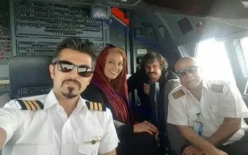 خانم بازیگر مشهور در کابین خلبان+ عکس