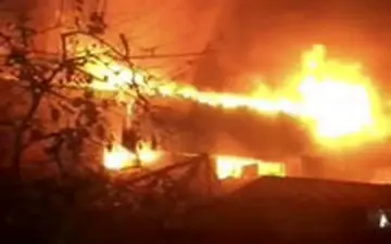 شعله‌های مهیب آتش در چهارراه استانبول که آتش‌نشانان با رشادت مهارش کردند