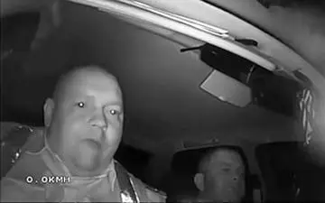 لحظه سقوط درخت روی ماشین پلیس