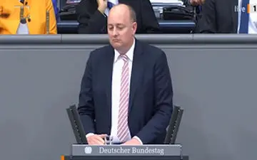 سکته نماینده مجلس آلمان هنگام سخنرانی 