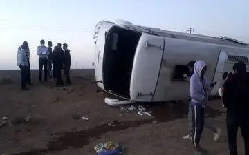 واژگونی خونین اتوبوس مسافربری /33 نفر زخمی شدند
