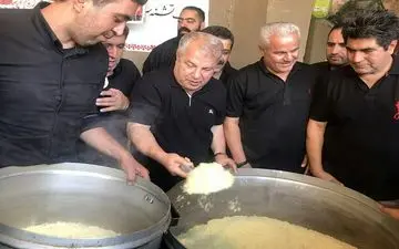 عکس/علی پروین و فرشاد پیوس پای دیگ نذری