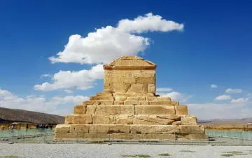 حتی یک خیابان به نام کوروش نداریم