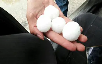 بارش تگرگ‌هایی بزرگتر از تخم مرغ در شهرستان روانسر+ عکس