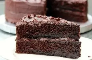 آموزش ویدئویی کیک شکلاتی؛ طرز تهیه با سس خانگی خوش‌عطر