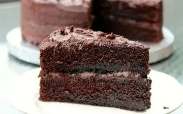 آموزش ویدئویی کیک شکلاتی؛ طرز تهیه با سس خانگی خوش‌عطر