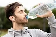 بلایی که نوشیدن بیش از حد آب بر بدن شما می‌آورد