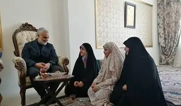  اعضای خانواده شهید محرابی در روز عرفه با سردار سلیمانی