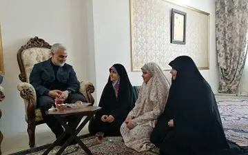  اعضای خانواده شهید محرابی در روز عرفه با سردار سلیمانی