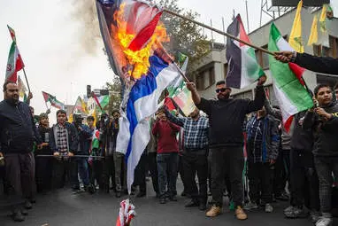 تظاهرات ۱۳ آبان: پرچم آمریکا و اسرائیل به آتش کشیده شد + تصاویر