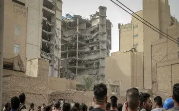 تجمع مردم در متروپل حادثه آفرید