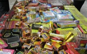 توقیف محموله ۵۹‌ هزار عددی مواد محترقه غیرمجاز در کنگاور پیش از انتقال به پایتخت
