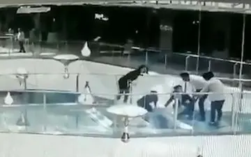 لحظه وحشتناک سقوط زن جوان به داخل محل نگهداری کوسه!+فیلم