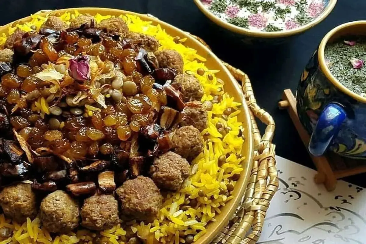 طرز تهیه عدس پلو درباری؛ غذای مجلسی با گوشت و کشمش
