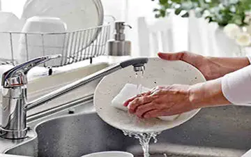 شست و شوی دستی ظروف با استفاده از ابزاری کارآمد + فیلم
