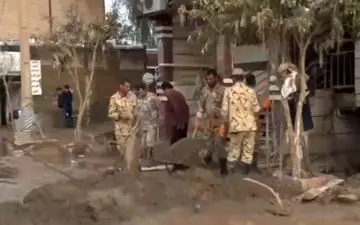 کمک رسانی نیروهای ارتش به مردم سیل زده