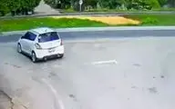 تصادف عجیب و وحشتناک دو خودرو در جاده + فیلم 