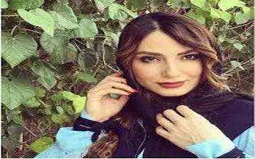 تیپ زمستانی خانم بازیگر کنار درخت کریسمس زیبایش