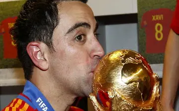 در این عکس ژاوی با چشم های حیرت زده و قاشق در دستش با قطری ها حرف می زند!