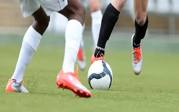 حمله فوتبالیست به زن جوان در خیابان! +فیلم 