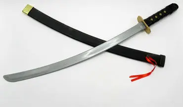 مراحل ساخت شمشیر سامورایی با زنجیر زنگ‌زده؛ هنر آهنگری مدرن