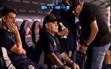 اقدام مشکوک مارادونا روی نیمکت خبر ساز شد