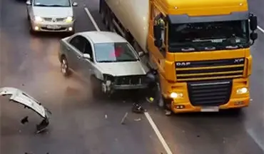 انفجار لاستیک کامیون و آسیب شدید خودروی سواری، عاقبت یک بی‌احتیاطی ساده + فیلم 