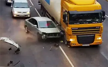 انفجار لاستیک کامیون و آسیب شدید خودروی سواری، عاقبت یک بی‌احتیاطی ساده + فیلم 