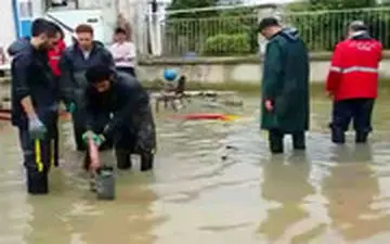 فیلم ملکی از امدادرسانی آتش‌نشانان تهران در مناطق سیل‌زده