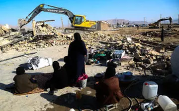 کودکان زلزله‌زده را فراموش نکنید/ توزیع دفترچه‌های اقلام امدادی در میان زلزله‌زدگان