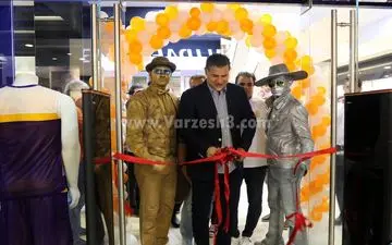  شهریار با تیپ جدید فروشگاه افتتاح کرد (عکس)