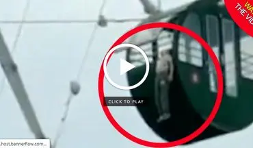 زنده ماندن معجزه آسای کودک خردسال آویزان از چرخ و فلک! + فیلم