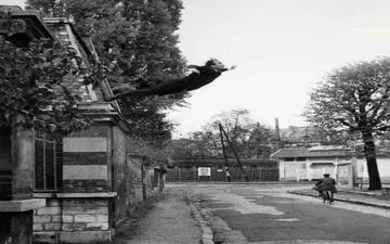 اولین عکس فتوشاپی جهان از سقوط یک مرد 