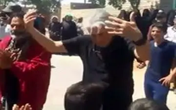 رقص و شادی رضا کیانیان با بچه‌های سیل‌زده